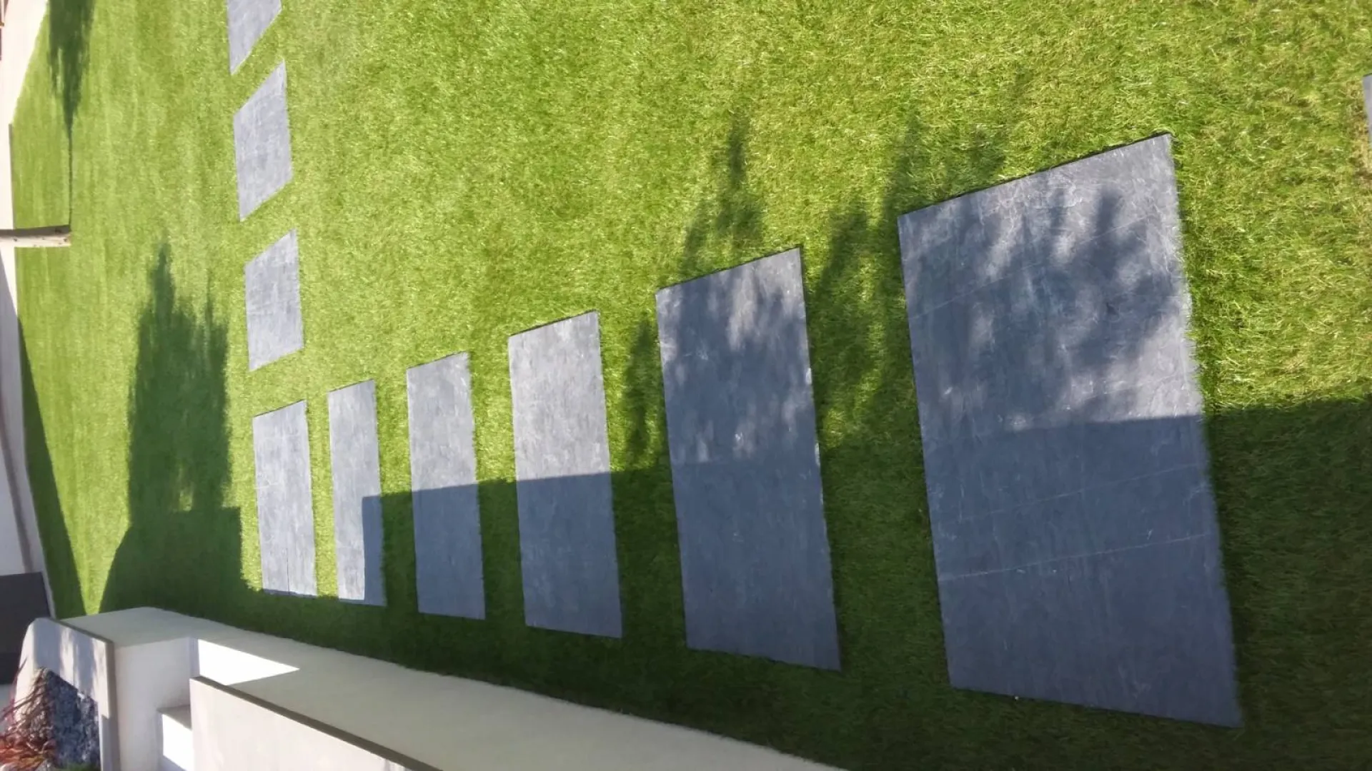 pose de pas japonais en ardoise sur un gazon synthétique haut de gamme