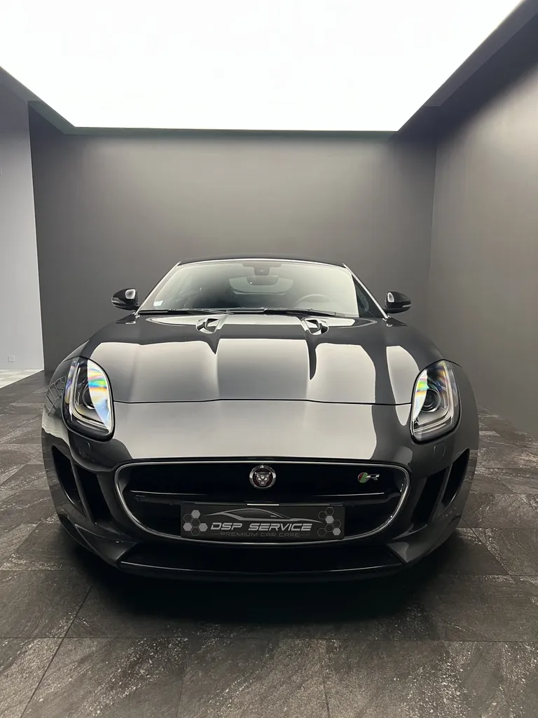 Faire une retouche de peinture sur une Jaguar F-Type R grâce à l’expertise en detailing automobile de DSP Service à Le Mans