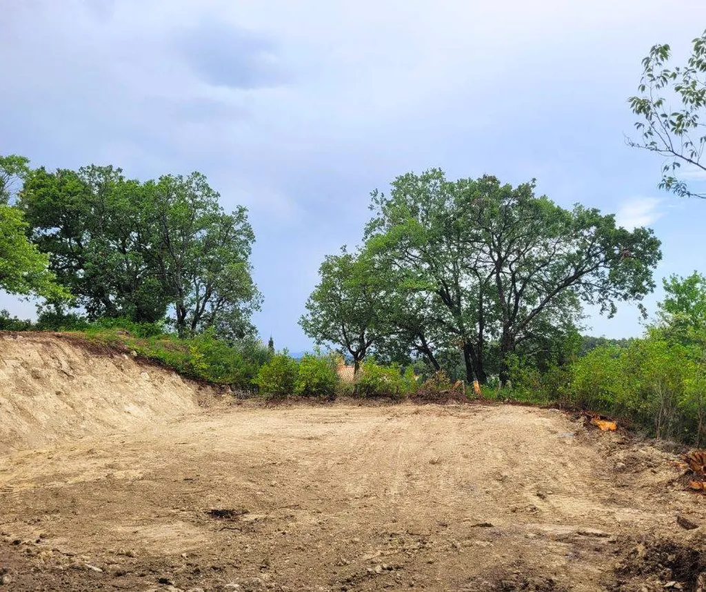 Terrain constructible à la vente sur la commune de Venelles dans les Bouches du Rhône