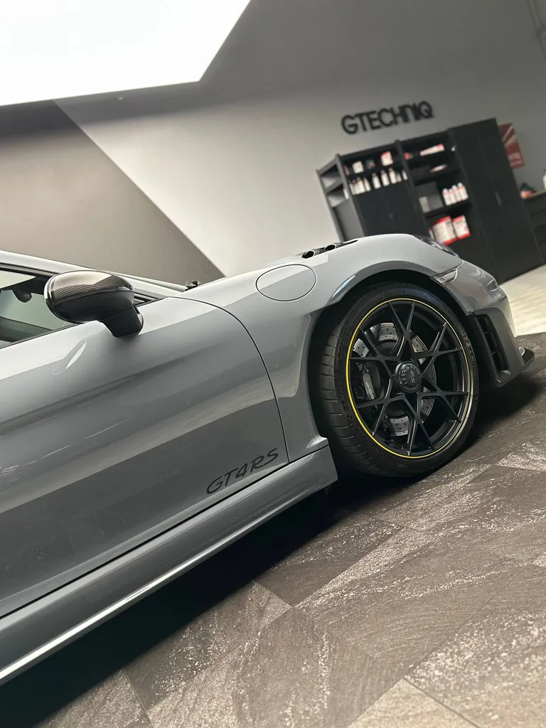 Lustrage sur une Porsche 718 Cayman GT4 RS à Le Mans (72)