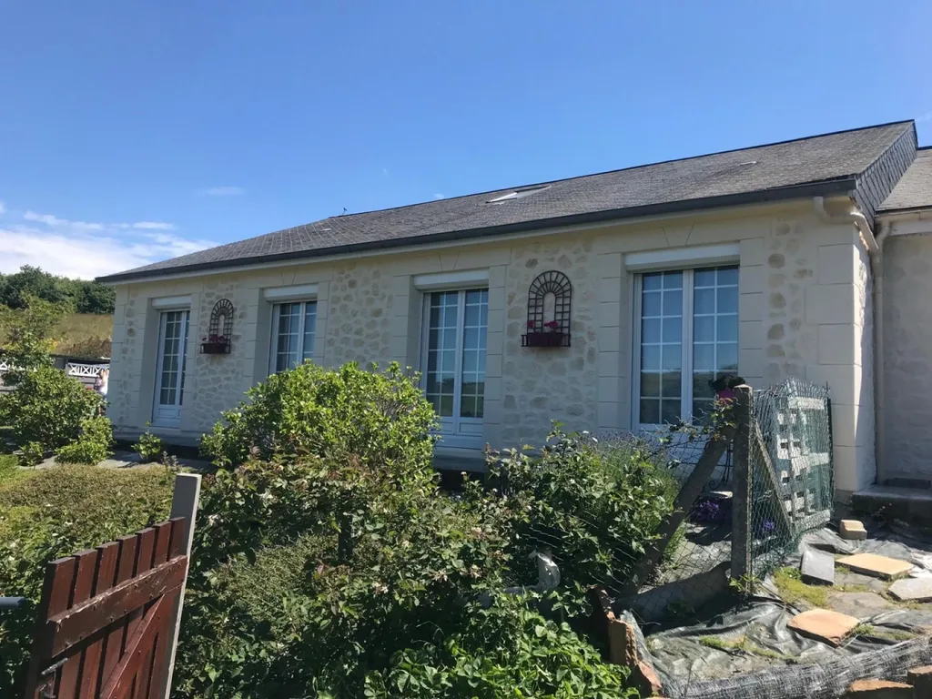 Ravalement de façade enduit projeté aspect pierre isolant et hydrofuge sur maison individuelle Epouville proche Le Havre 76