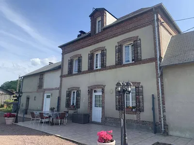 A vendre - PAYS D'AUGE DU CALVADOS : Entre LISIEUX 14100 et ORBEC  :  Maison en pierres et briques sur un terrain de 59 a 00 ca avec bâtiments.