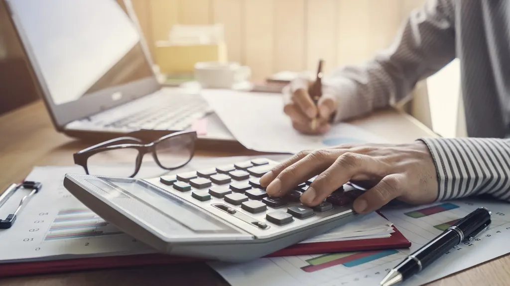 Dirigeant TNS calculant son économie d’impôt PER sur 2026