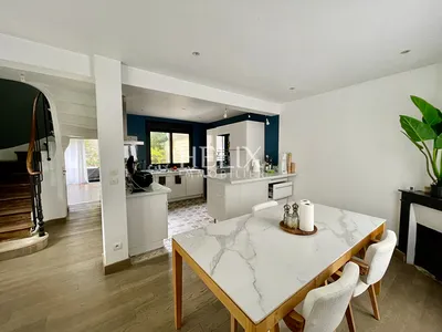 Location réalisée par l'agence HELIX Immobilier du Vesinet, Une charmante maison de 6 pièces principales en plein coeur du centre ville du Vésinet