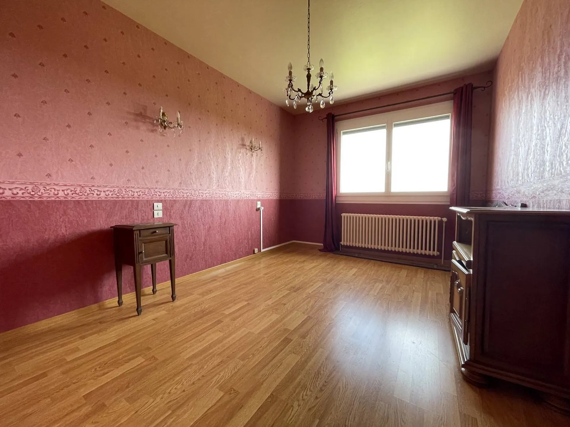 **Maison à vendre près de Neufchâtel-en-Bray** : Premier étage avec trois chambres, salle de bains et coin rangement, présenté par Terres Et Demeures De Normandie.