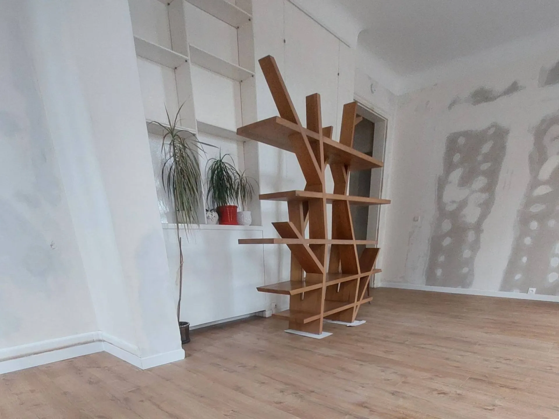 Etagère de décoration pour la rénovation d'un appartement à La Crau dans le Var