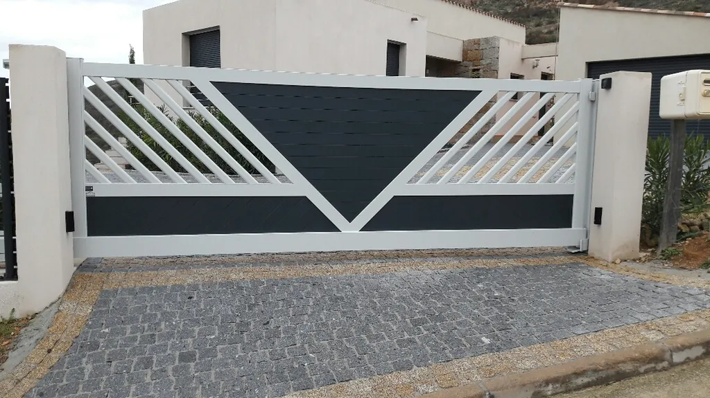 Portail coulissant autoporté Tschoeppé Delta 