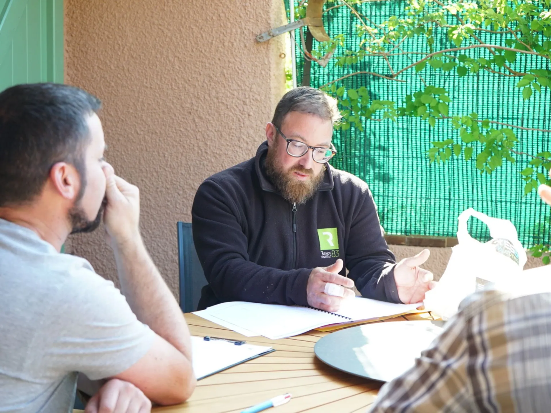 Discussion d'un projet pour Renov Habitat 83, rénovation et chantier à Cuers dans le Var
