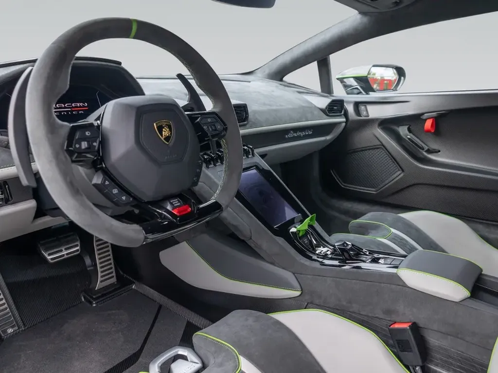 Cockpit intérieur de la Lamborghini Huracán Tecnica V10, ambiance sportive premium avec finitions Alcantara