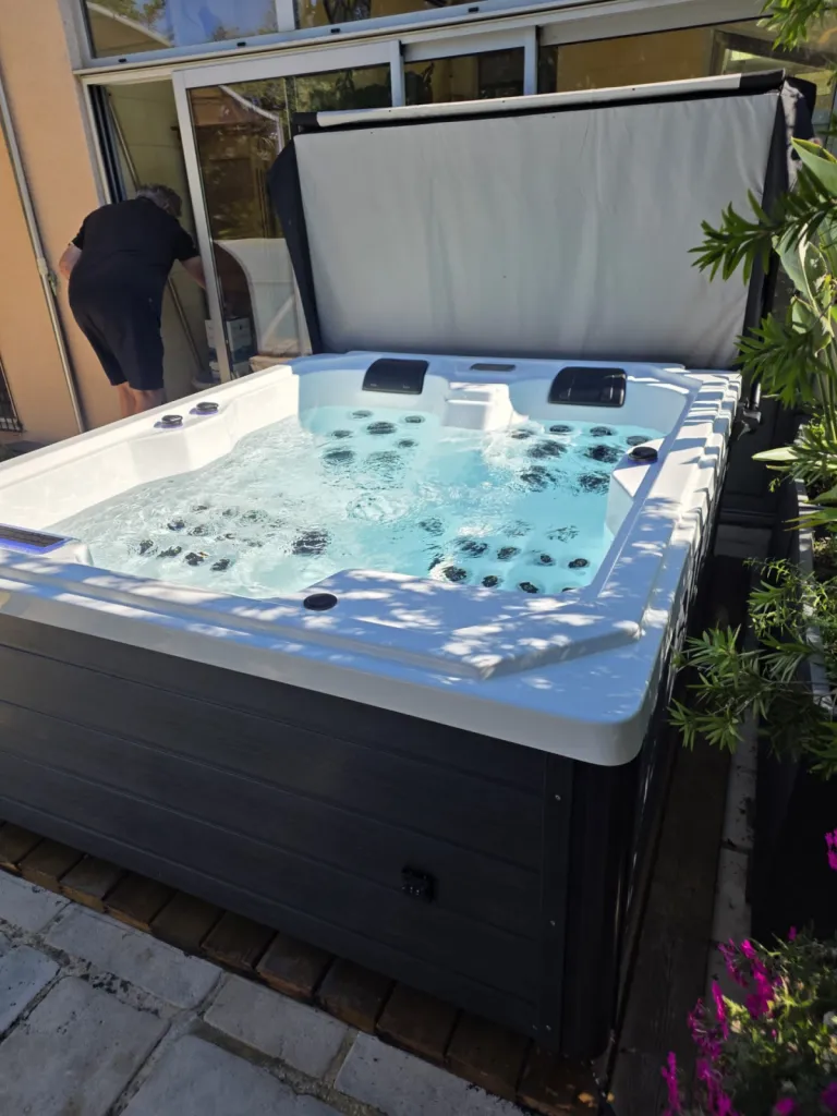 Installation et pose Spa thérapeutique trois places avec deux allongées à Nîmes proche Lunel