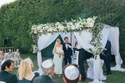 Dîner de mariage chic et cérémonie juive en plein air dans les jardins d'une Bastide Près d'Aix-en-Provence