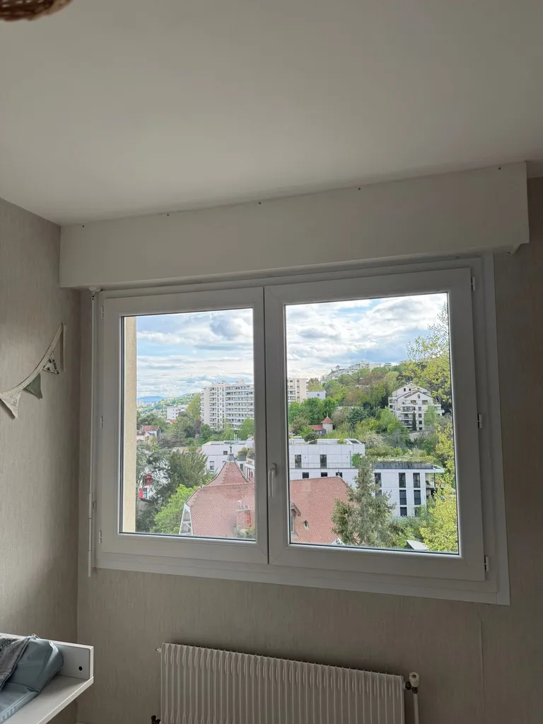 Remplacement en dépose totale d’une fenêtre bois par une fenêtre pvc Franciaflex avec volet roulant traditionnel France fermeture à Saint-Priest