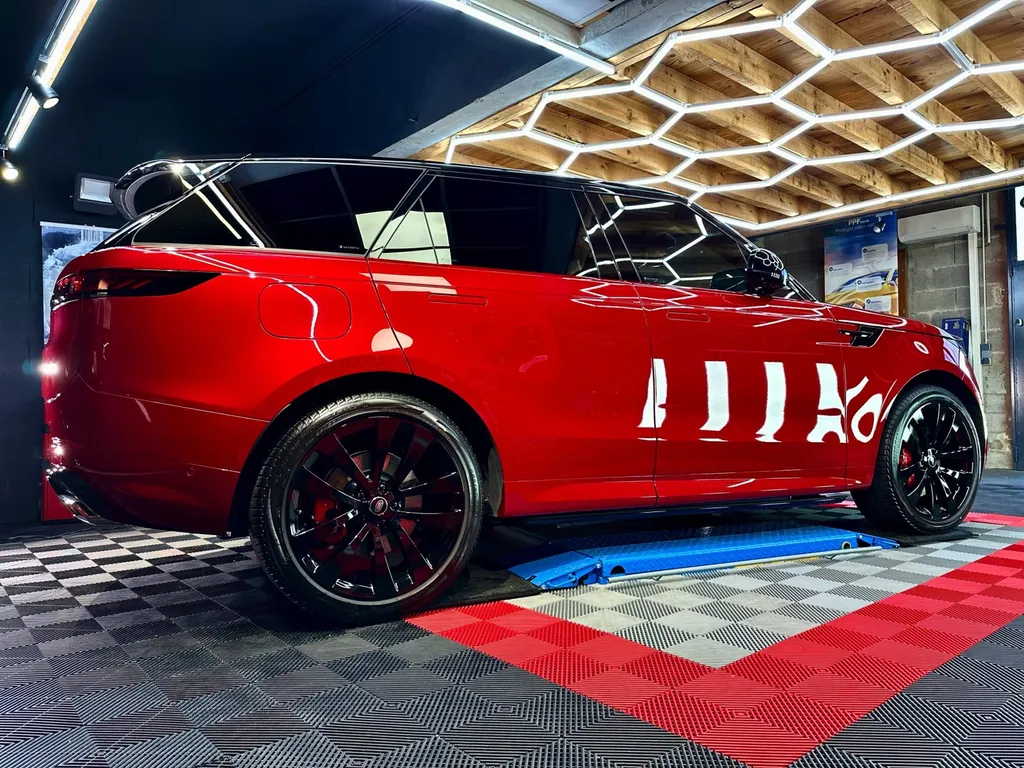 Polissage rénovation carrosserie spécialiste du traitement céramique sur lyon Range Rover sport 