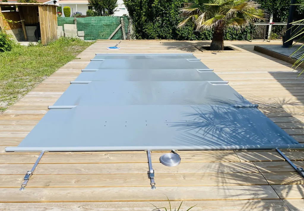 Pose d'une couverture de sécurité à barres gris clair sur une terrasse bois à Biganos 
