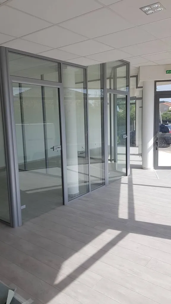 Cloisons alu vitrées toute hauteur dans un espace tertiaire à Nîmes