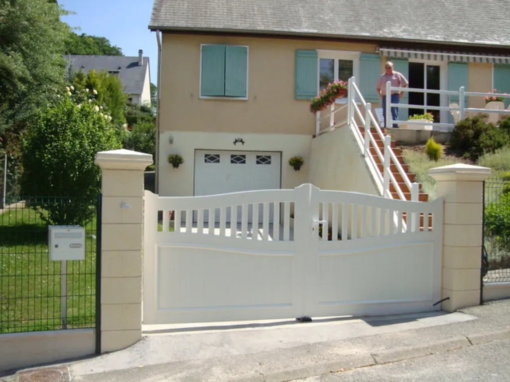 Installation de Portail PVC Ajouré avec Circulation d'Air Optimisée et Cadre Rigide à Pont l'Évêque dans le Calvados 14