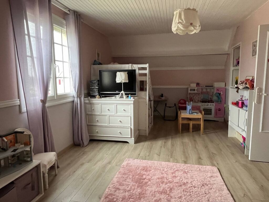 Pavillon individuel, à vendre, offrant de beaux volumes situé à Arelaune en Seine