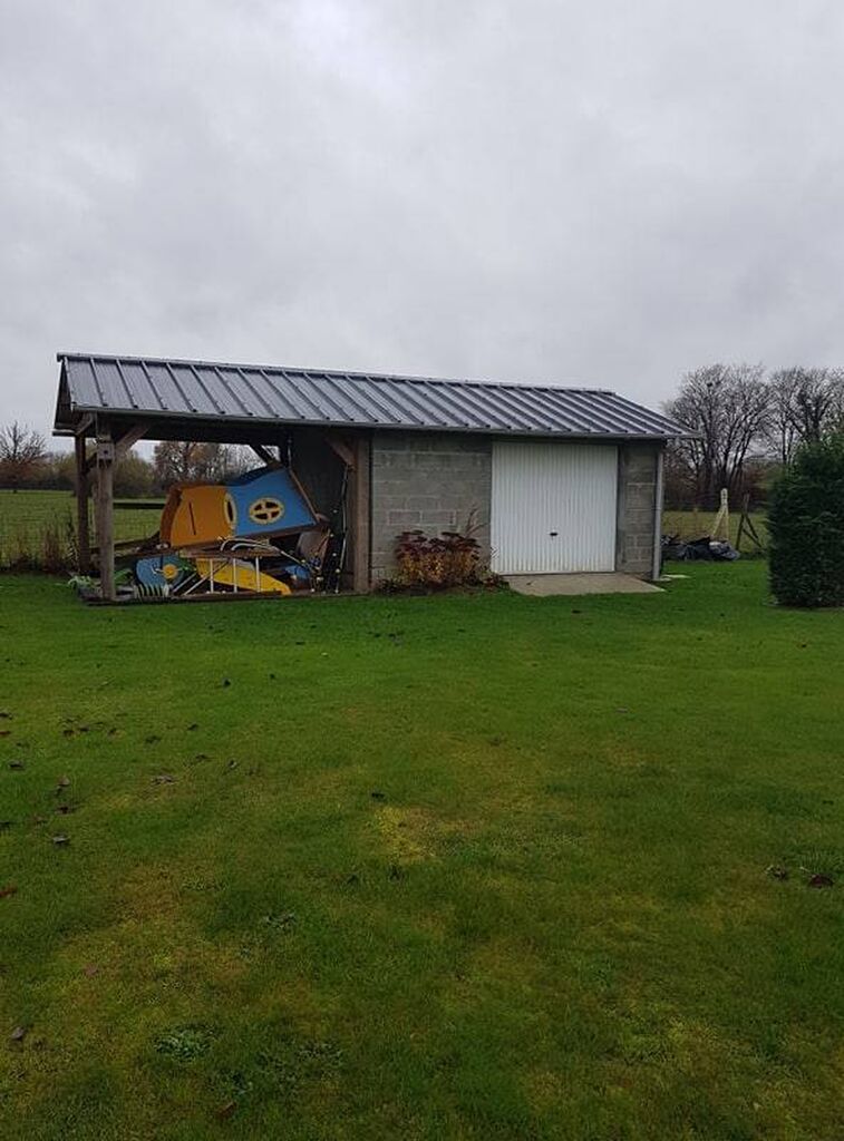 A l'achat terrain de 2367 m² clos et arboré ayant un tarrain de pétanque et une dépendance ainsi que sa maison contemporaine située dans le Pays d'Auge 14