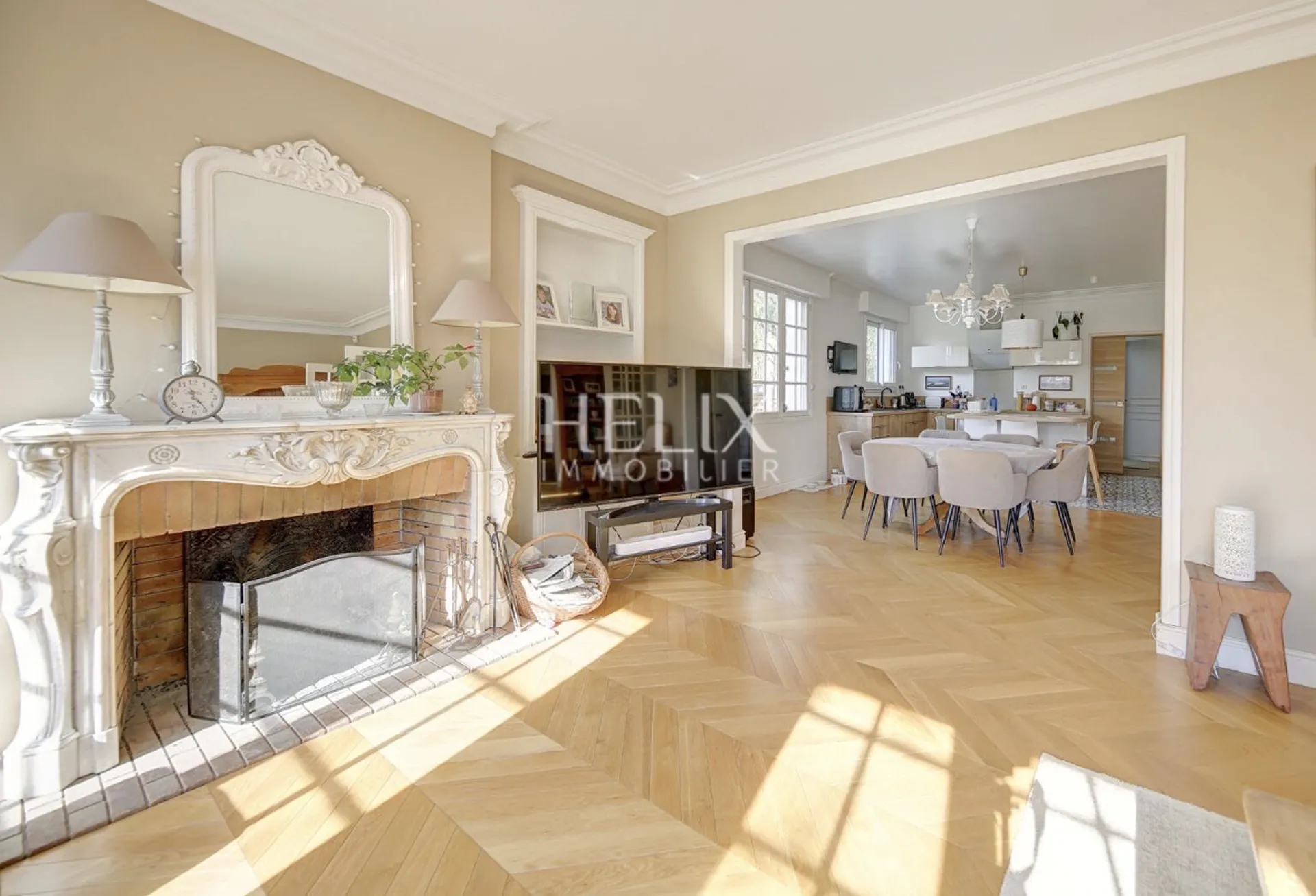 Exclusivité à Le Vésinet à vendre une belle maison familiale de 250 M² avec grand parc arboré à 3 minutes du parc des Ibis.