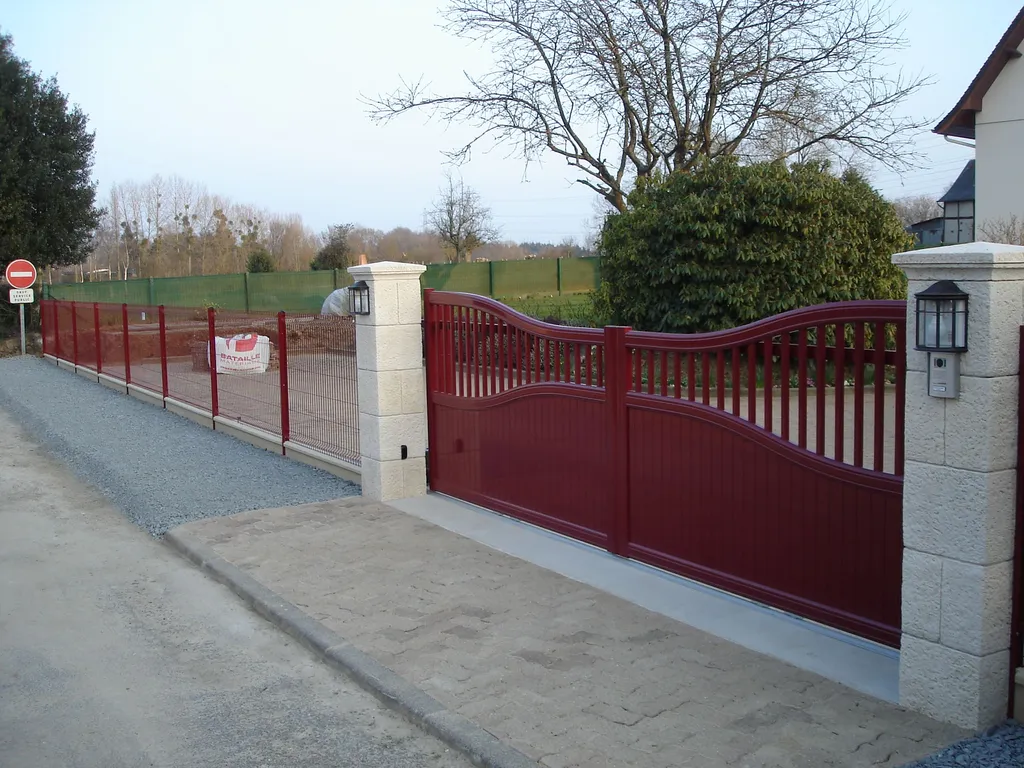 Installation de Portail en aluminium Coulissant Motorisé, Modèle Moderne Coloré Sur-Mesure à Bourgtheroulde dans l'Eure 27 et Bosroumois