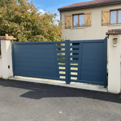 fabrication et pose d'un portail alu deux battants par 3 Baies à Cébazat près de Clermont Ferrand