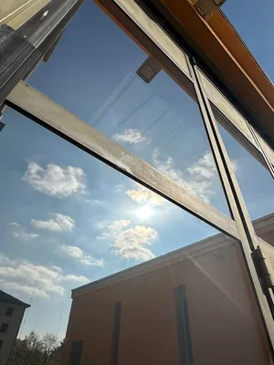 Solution film solaire pour vitrines de bars et restaurants à Estavayer-le-Lac : limiter la climatisation et améliorer le confort client