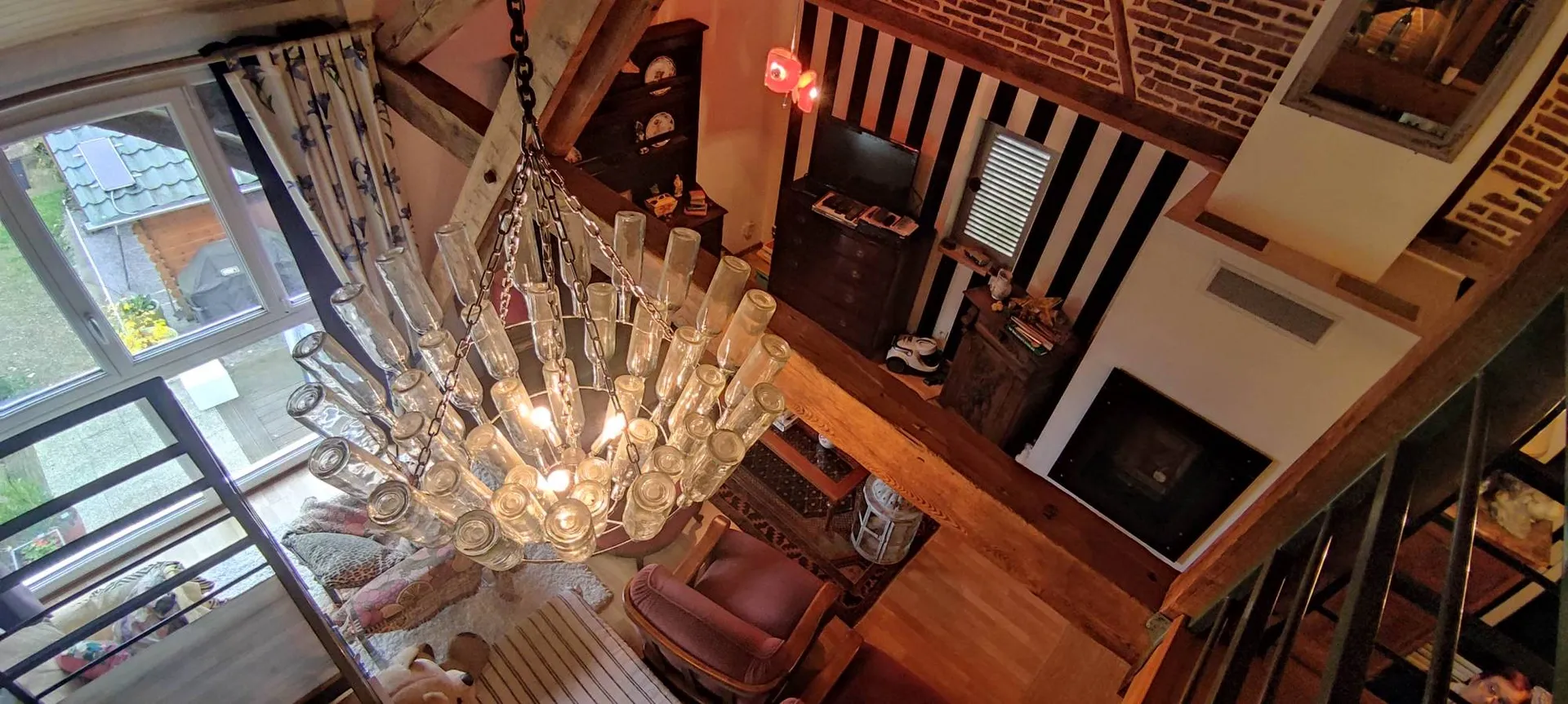 Acquisition, maison atypique de 276 m² habitables, idéalement située à 5 minutes d'Orbec 14290, 15 minutes de Lisieux 14100 et de sa gare SNCF, et à 45 minutes des plages normandes.