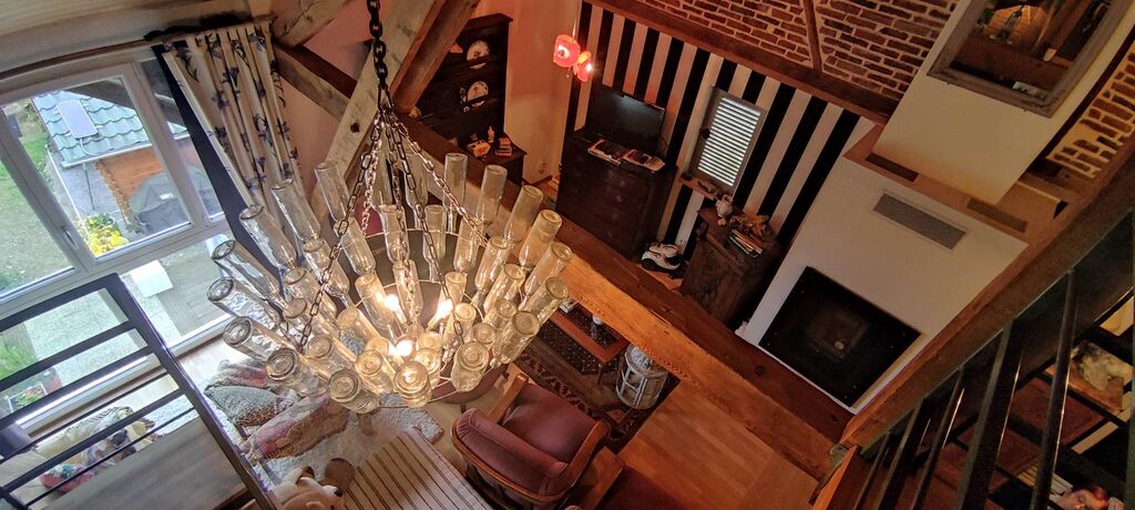 Acquisition, maison atypique de 276 m² habitables, idéalement située à 5 minutes d'Orbec 14290, 15 minutes de Lisieux 14100 et de sa gare SNCF, et à 45 minutes des plages normandes.