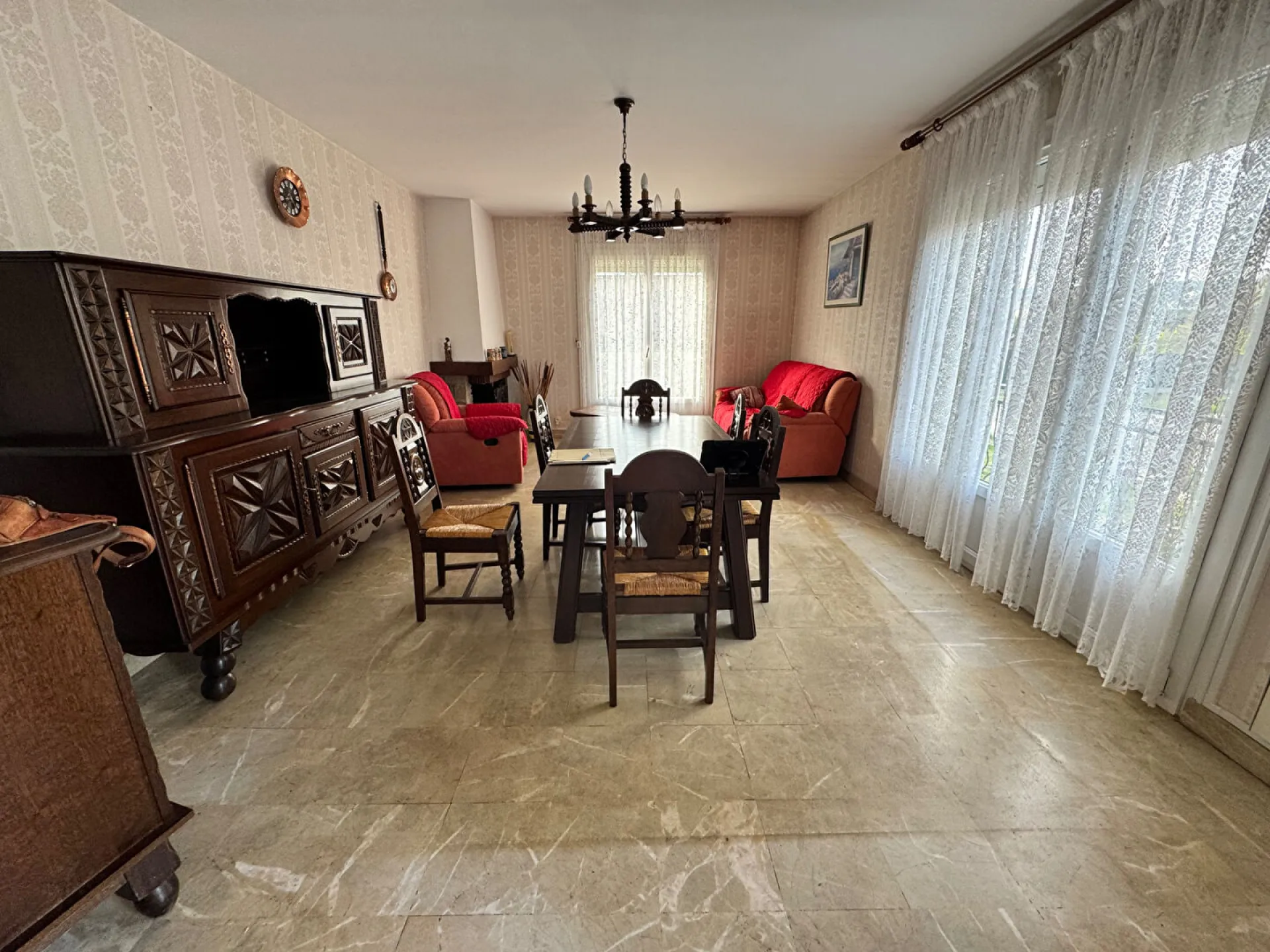 A acheter, pavillon de 1973 sur sous-sol de 104 m² sur un terrain de 910 m² situé à Saint-Pierre-les-Elbeuf 76320