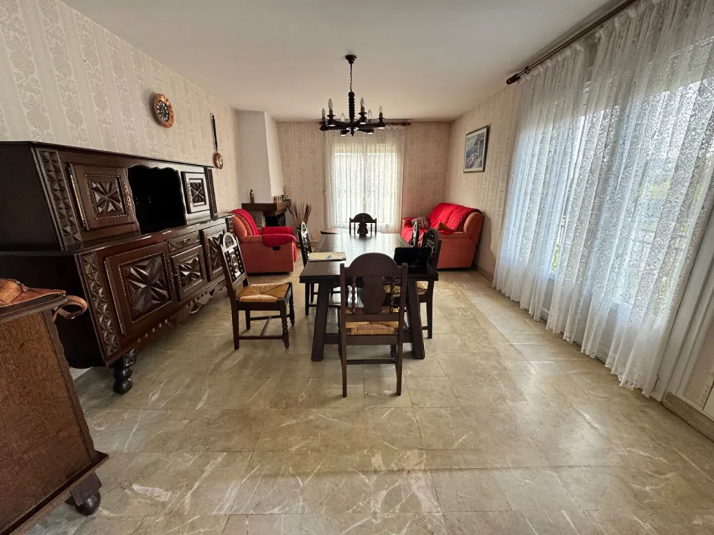 A acheter, pavillon de 1973 sur sous-sol de 104 m² sur un terrain de 910 m² situé à Saint-Pierre-les-Elbeuf 76320