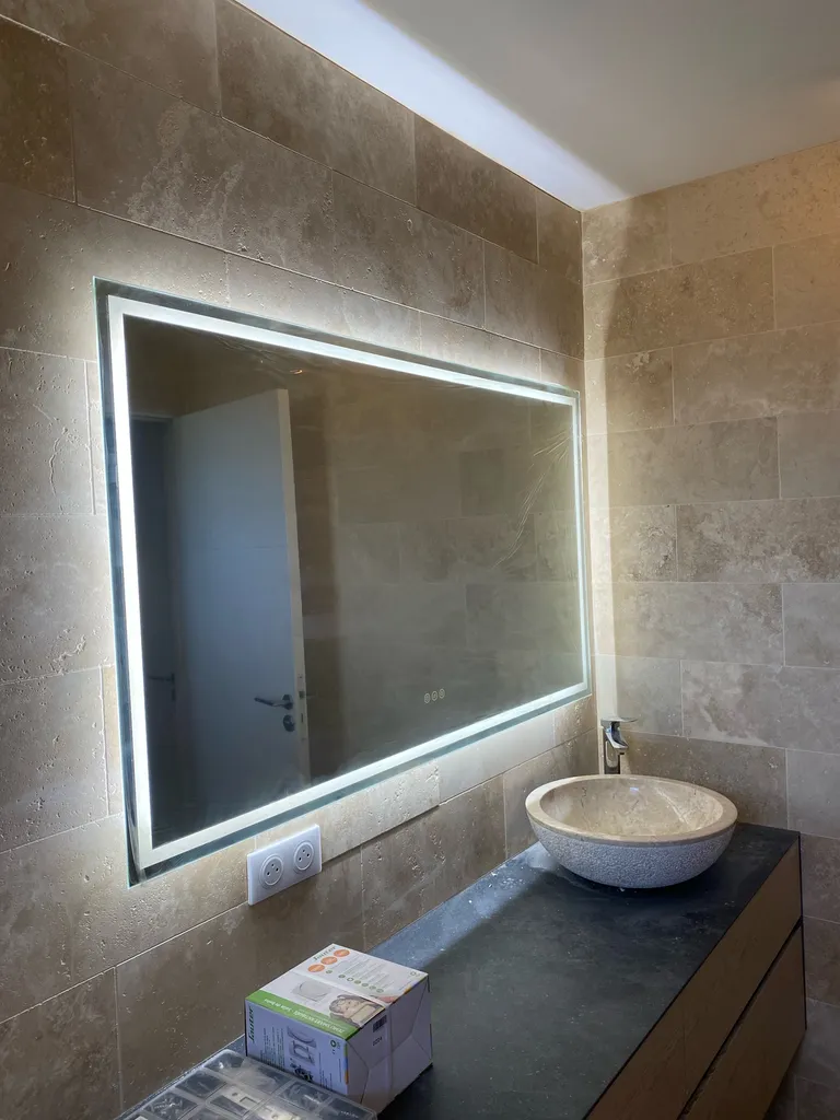 Pose d'un miroir LED sur carrelage murale à Talence 33400