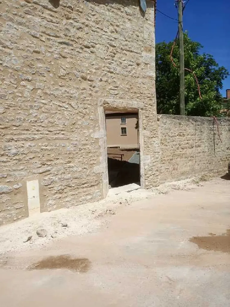 Maçonnerie traditionnelle avec rénovation de fondations, murs en pierre et autres aménagements à Villefranche-sur-Saône, dans l'ouest lyonnais et le secteur de Bourg-en-Bresse