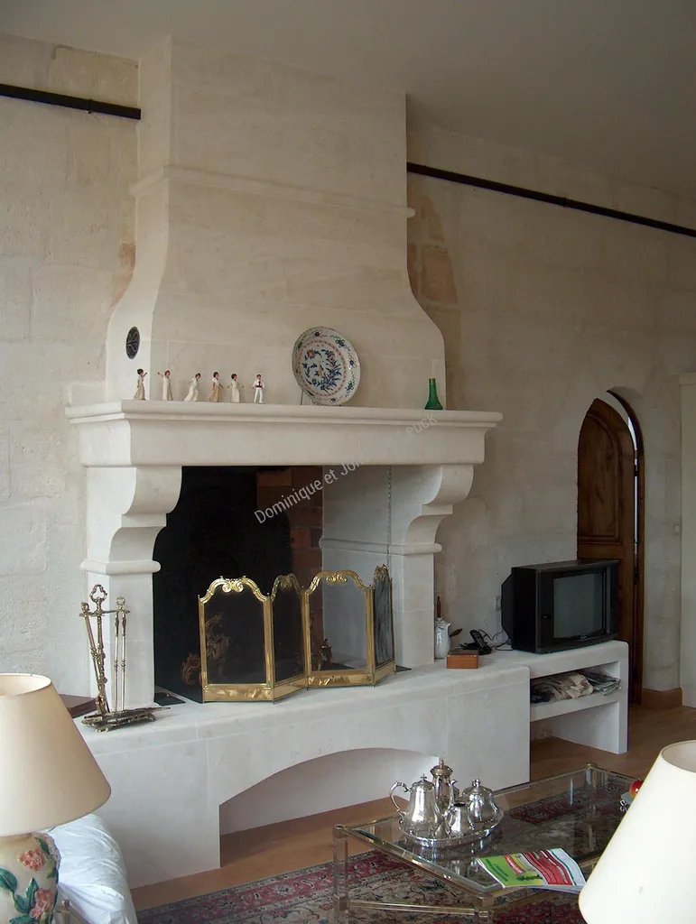 Cheminée et hotte en pierre d'Estaillades