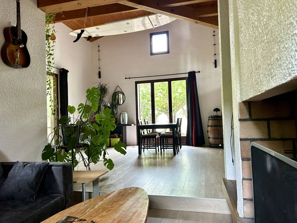 Acheter une maison au Taillan-Médoc dans un quartier résidentiel 5 chambres cheminée grand terrain arboré  avec tennis et piscine collective
