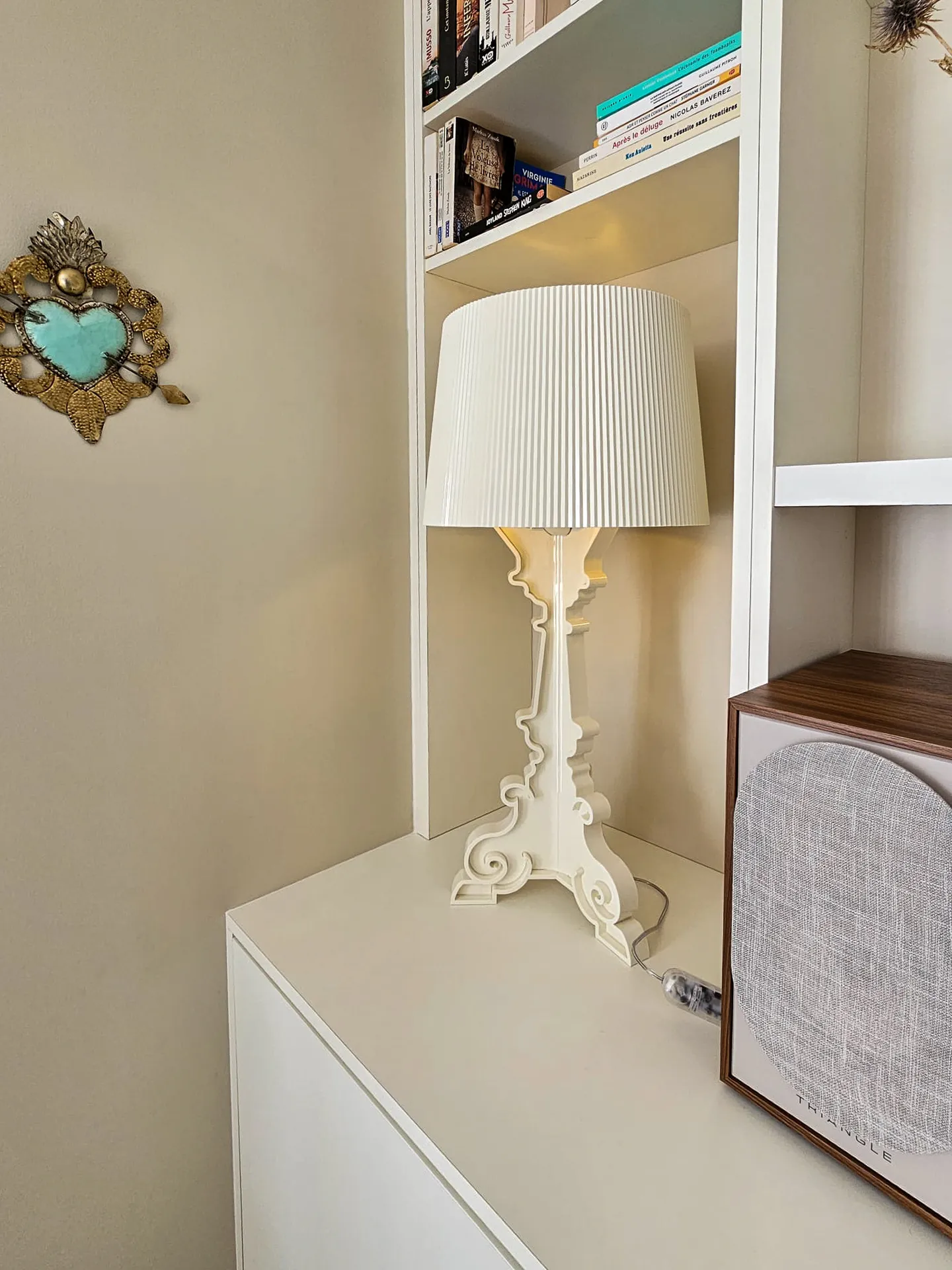 Agencement meuble TV sur mesure avec rangements intégrés et lignes épurées à Aubenas en Ardèche