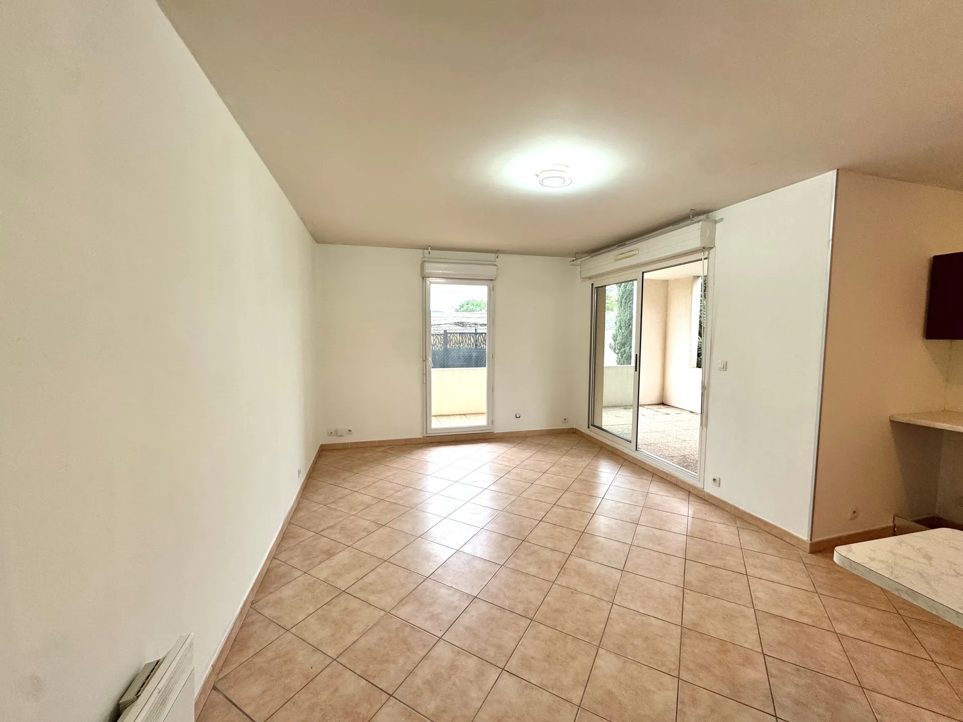 Vente- Aubagne quartier les Passons T2 dans une résidence sécurisée, situé au rez-de-chaussée avec une belle terrasse