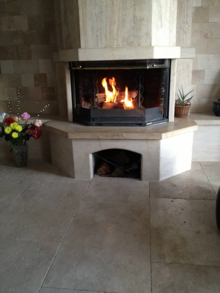 Dallage en pierre naturelle pour sol intérieur, terrasse et plage de piscine en extérieur. Quelle pierre choisir au 36 rue de Bourgogne à Paris ?