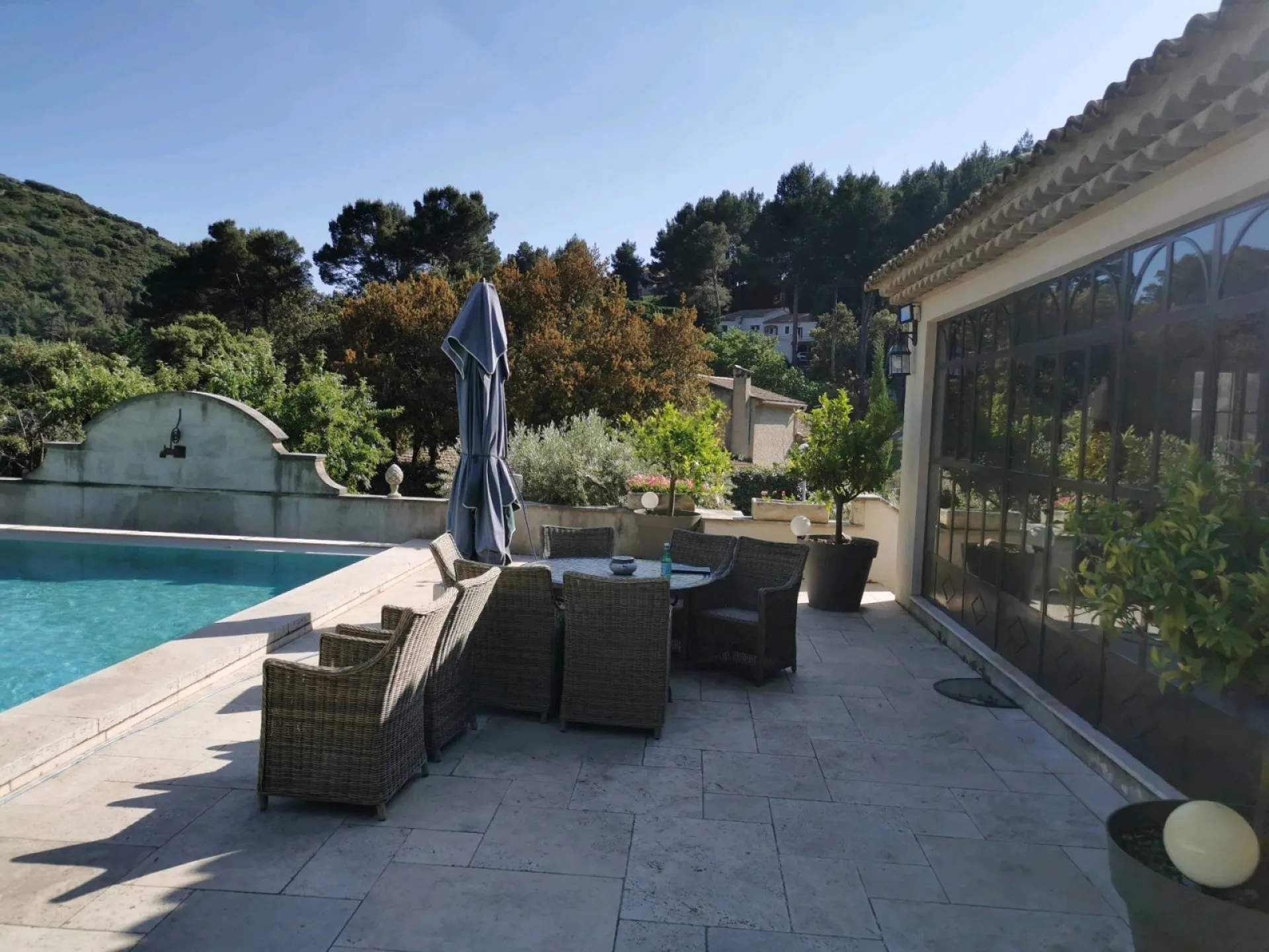 Création sur mesure d'une verrière pour la fermeture d'un Poolhouse pour la sécurite d'une piscine à Cavaillon dans le Vaucluse