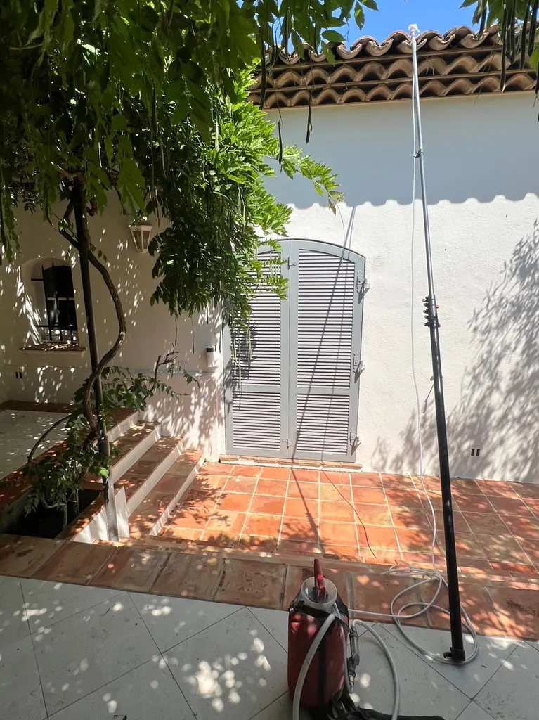 Traitement nid de guêpes sous tuiles sur la commune de Saint-Tropez dans le Var(83)