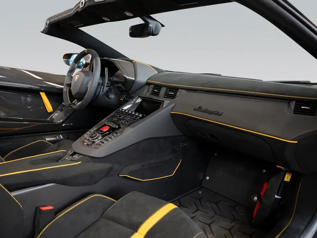 Poste de conduite d’une Lamborghini Aventador SVJ Roadster à Bordeaux, volant sport, instrumentation numérique et ergonomie inspirée de la compétition automobile.