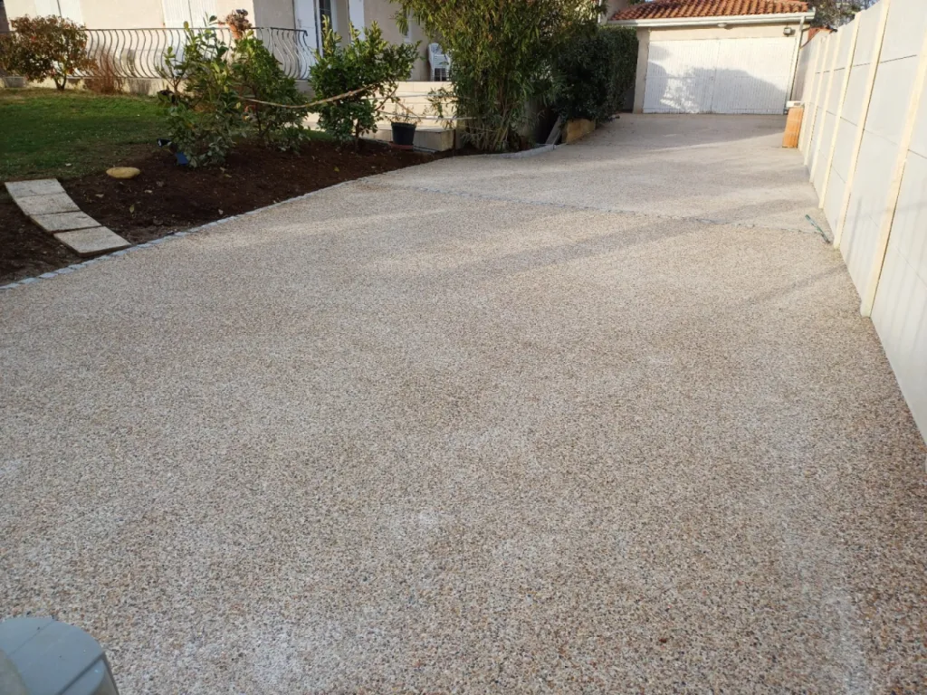 Chemin en béton désactivé avec pavés granit Alba marcheprime