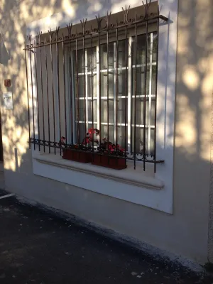 FABRICATION ET POSE DE GRILLES DE PROTECTION POUR FENETRE EN FER FORGE POUR UN CLIENT DE FOS SUR MER