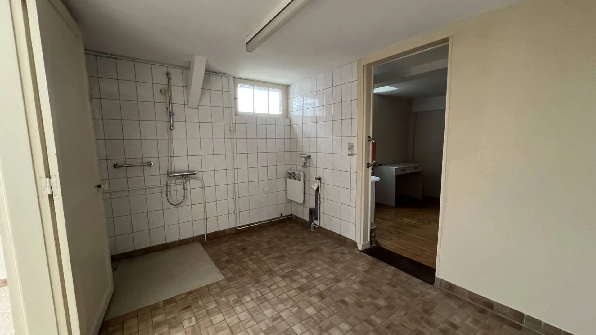 Maison de ville de charmes à rénover, 176m² habitables, 8 chambres, sous-sol complet et patio, située en plein centre historique de Eu 76260.