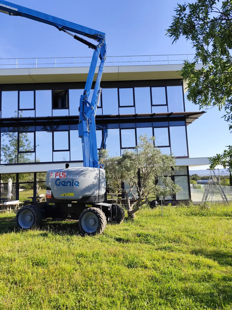 ISOLATION THERMIQUE PAR FILMS SOLAIRE EN POSE EXTÉRIEUR ANTI CHALEUR ET LUMINOSITÉ SIEGE SOCIAL SOCIÉTÉ COLAS AIX EN PROVENCE PLATEAU DE L ARBOIS