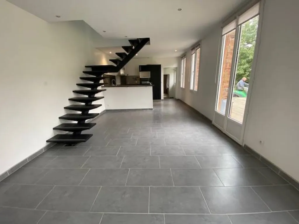 A acheter magnifique longère rénovée de 91m² sur un terrain de 650m² sans vis à vis sur la commune de CAUDEBEC LES ELBEUF 76320