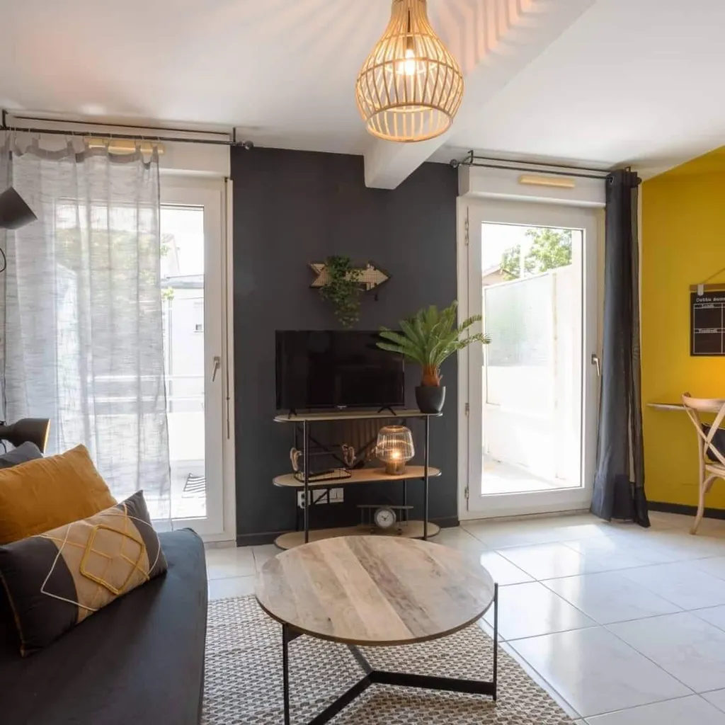 Joli studio meublé avec Balcon proche des Arènes  