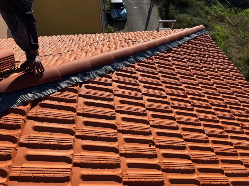 Intervention des couvreurs sur un changement de toiture de maison sur Châteauneuf-les-Martigues près de Martigues