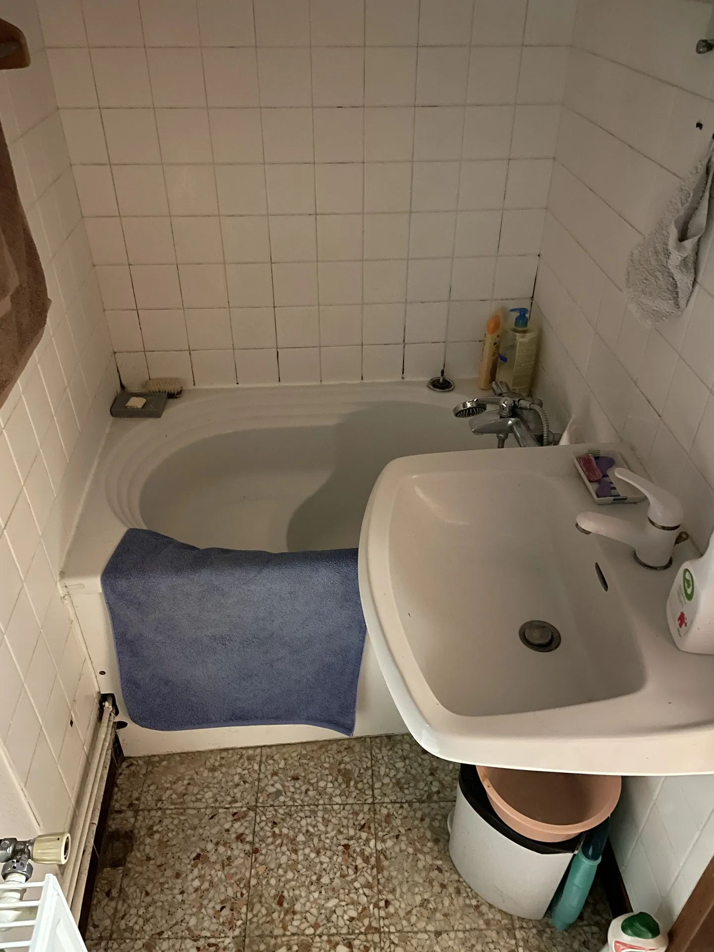 État initial de l'habitation dans le Beaujolais : l'ancienne pièce d'eau exiguë du rez-de-chaussée avec sa micro-baignoire sabot obsolète avant les travaux de restructuration globale.