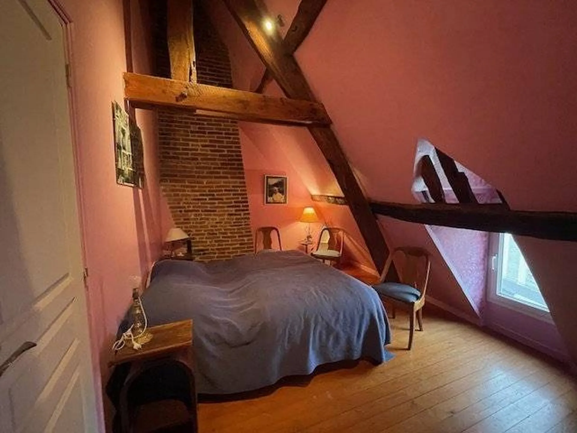 Maison de ville rénovée 230 m² avec 7 chambres, patio central, cave et grenier à vendre à Eu (76260), proche commerces et mer.