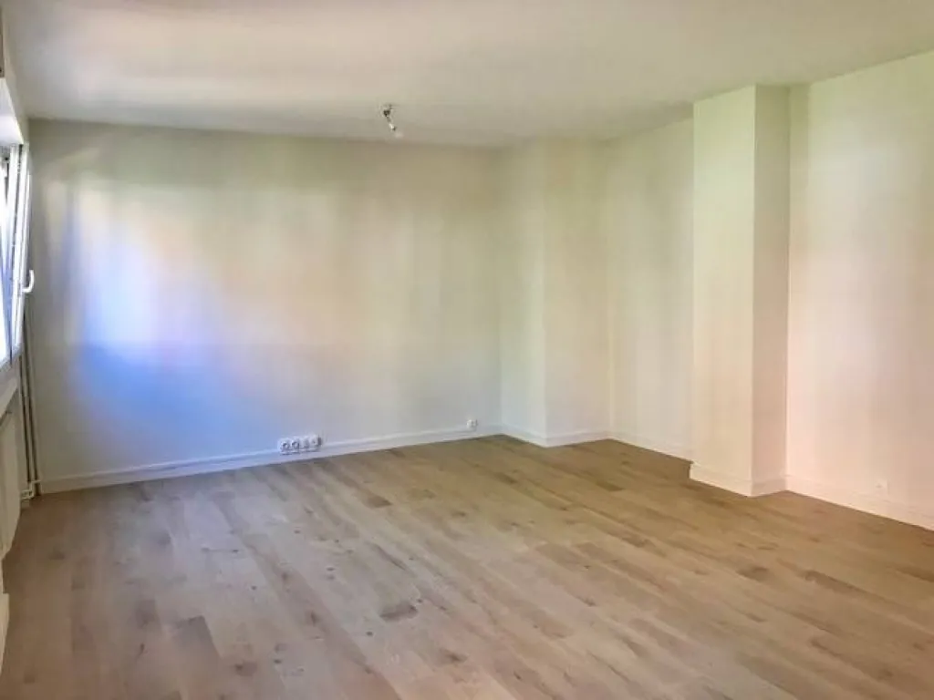 agreable et grand séjour lumineux